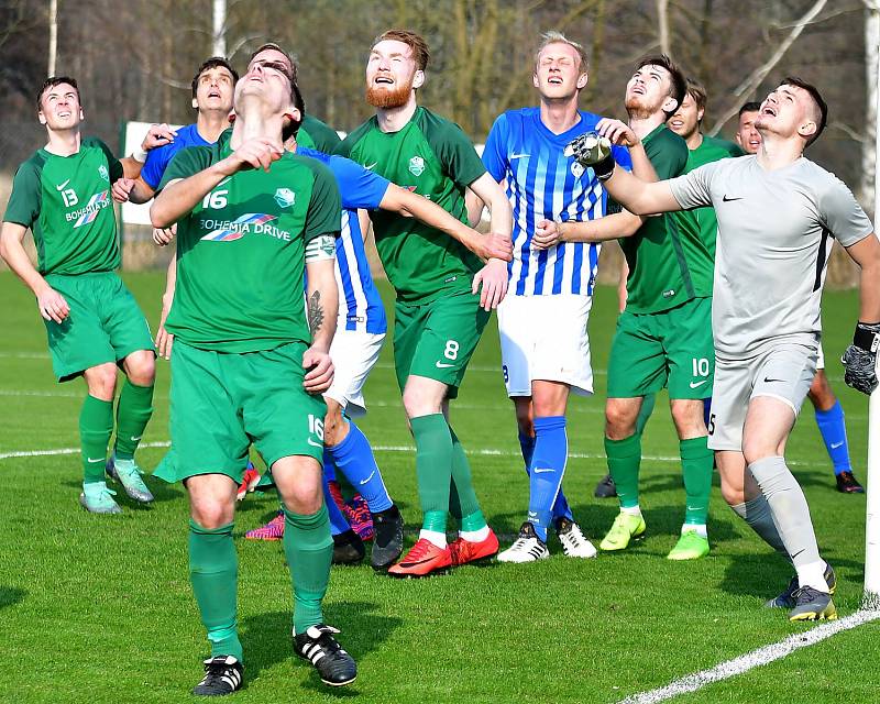 Fotbalisté Ostrova dosáhli proti Nymburku (v zeleném) na důležitou výhru 3:2.