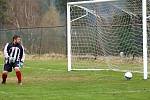 Fotbalisté Sokola Pernink (v pruhovaném) rozstříleli rezervu Olympie Hroznětín 8:1.