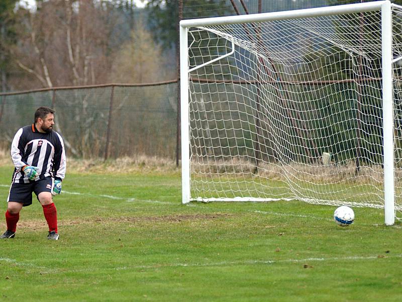 Fotbalisté Sokola Pernink (v pruhovaném) rozstříleli rezervu Olympie Hroznětín 8:1.