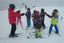 ŠKOLIČKY pro malé lyžaře bývají pravidelně také na krušnohorském Neklidu.