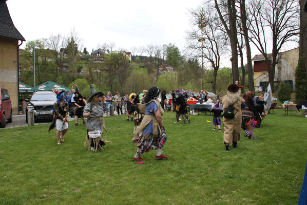 Pálení čarodějnic a stavění májky v Bečově nad Teplou 2012.