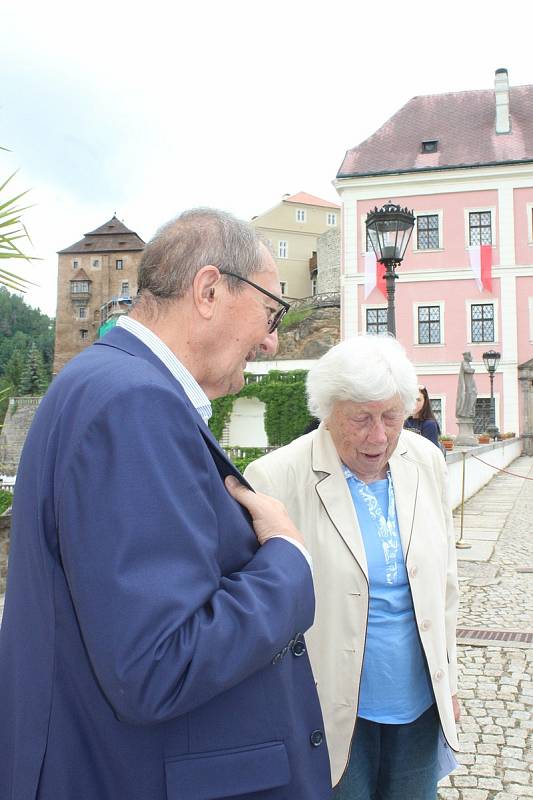 Christian Friedrich Beaufort Spontini s místní pamětnicí Annou Rajserovou.