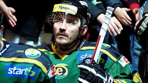 Do Síně slávy karlovarského hokeje byli před utkáním se Spartou uvedeni Jan Košťál a Petr Kumstát.