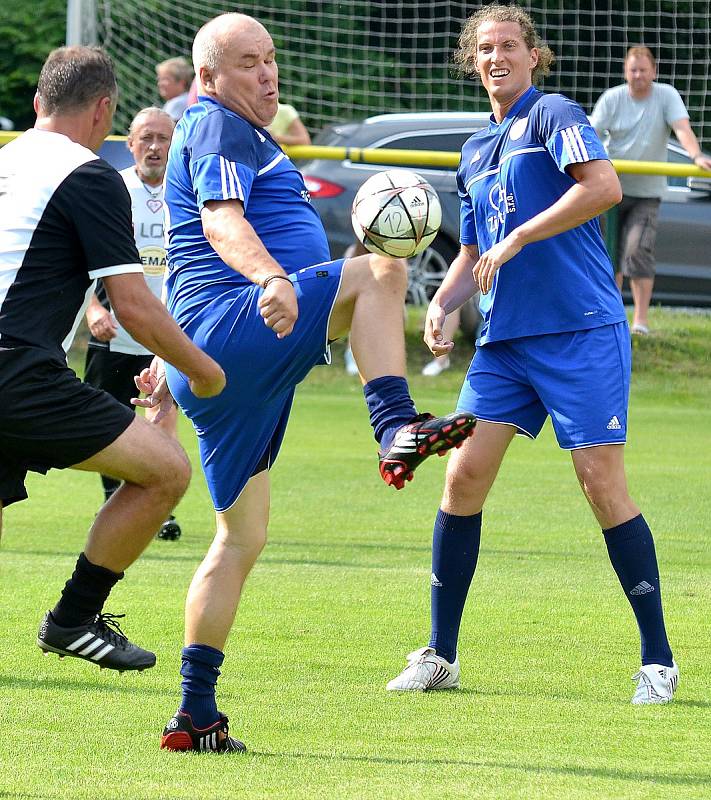 Mezinárodní filmový festival Karlovy Vary není pouze o filmech, ale také o zábavě a sportu, a tak v rámci 52. ročníku MFF byla k vidění na dvorském stadionu přehlídka nejen sportovních celebrit.