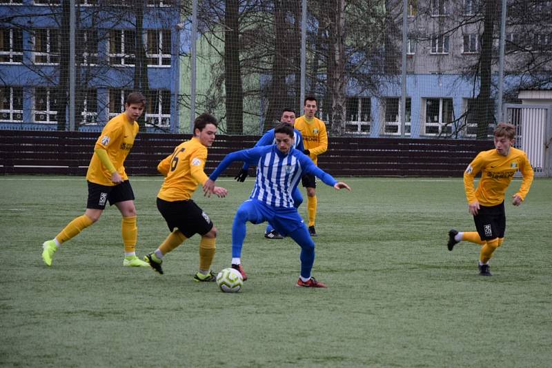 Baníkovci (ve žlutém) sahali v souboji s divizním Ostrovem po senzaci, nakonec prohráli dobře rozehraný duel těsně 2:3.