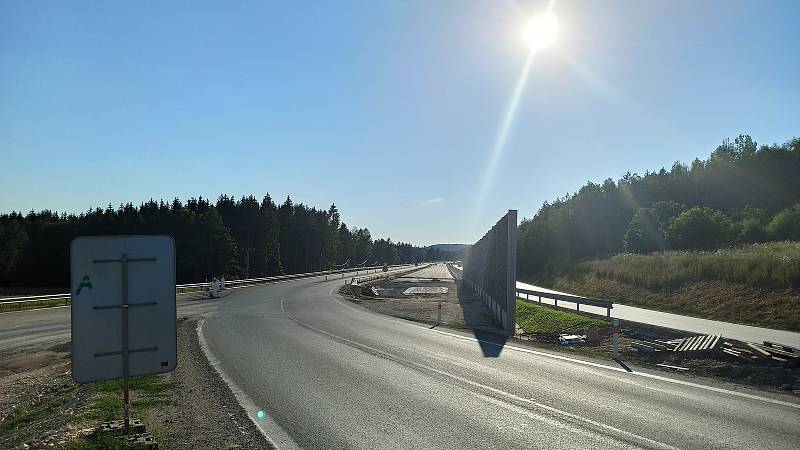 V současné době se pracuje hned na třech úsecích D6, všechny se nacházejí mimo území Karlovarského kraje.