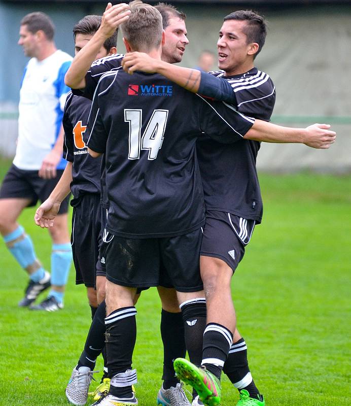 Ve vloženém kole okresního přeboru Sedlec (v černém) nestačil na Vojkovice, kterým podlehl 2:3. V následujícím kole pak urval výhru 3:2 na půdě Verušiček.