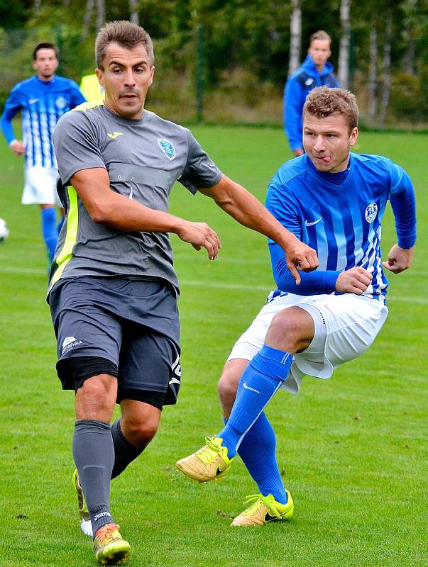 Cennou výhru 1:0 ukořistil před svými fanoušky ostrovský FK, který udolal v poměru 1:0 Mostecký FK (v šedém).