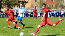 Cennou výhru 2:1 zaznamenal Ostrov (v červeném) v rámci okresního derby na půdě Staré Role (v bílém).