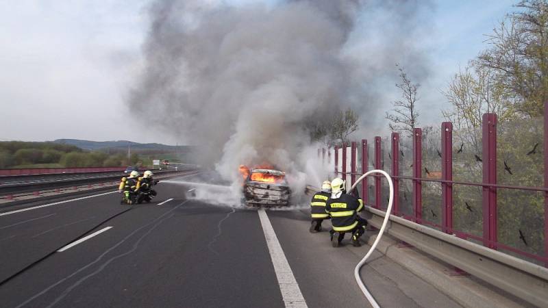 Požár automobilu u Ostrova