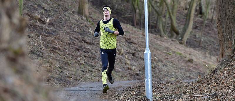 Již osmnáctým dílem pokračoval o víkendu Zimní běžecký pohár Kadaň. Běžci tentokrát měli naordinovaný Běh kolem Úhoště, který měřil 11 100 metrů. 