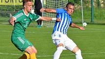 Ostrovský FK (v modrém) si připsal na účet velmi cennou výhru, když v derby pokořil karlovarský 1.FC (v zeleném) v poměru 3:2.