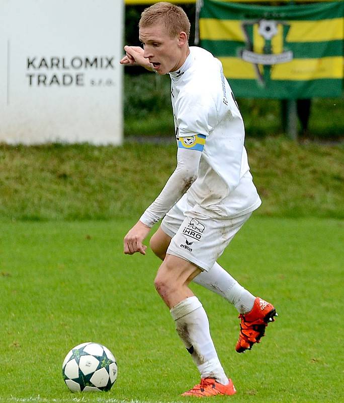 Krajské divizní derby nevyšlo hráčům Mariánských Lázní (v bílém) podle jejich představ, když museli skousnout potupnou prohru 0:6.