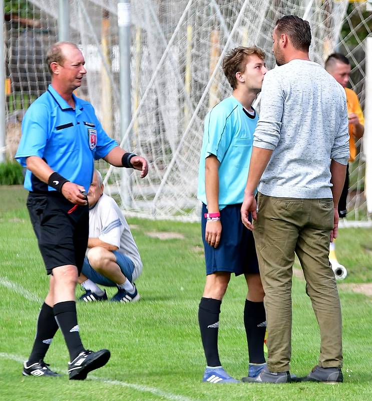 Nejen fotbalové kluby, ale také fanoušci z Karlovarského kraje stále nervózně vyhlížejí rozhodnutí českého fotbalového svazu, jestli se budou jejich soutěže dohrávat, nebo budou předčasně definitivně ukončeny.