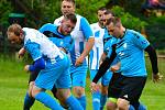 V předehrávce 5. kola skupiny B dosáhly v derby týmů z Poohří na výhru 5:1 hráči Vojkovic (v pruhovaném), kteří si bez problémů poradili s Kyselkou.