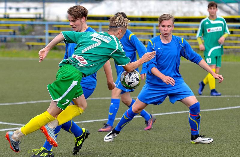 Karlovarské 1.FC (v zeleném) ovládlo krajský přebor dorostu, když v závěrečném kole završilo soutěž výhrou 7:1 nad Sedlecem (v modrém).