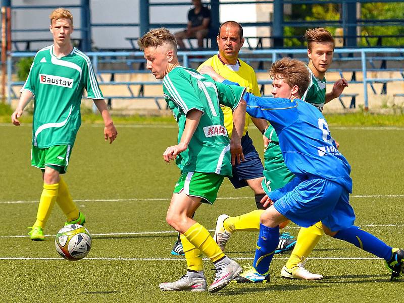 Karlovarské 1.FC (v zeleném) ovládlo krajský přebor dorostu, když v závěrečném kole završilo soutěž výhrou 7:1 nad Sedlecem (v modrém).