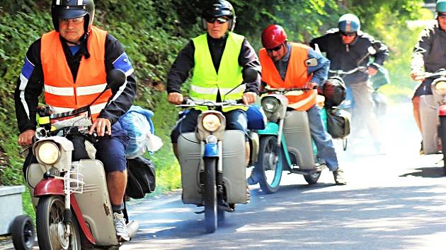 Skupina na malých motocyklech.