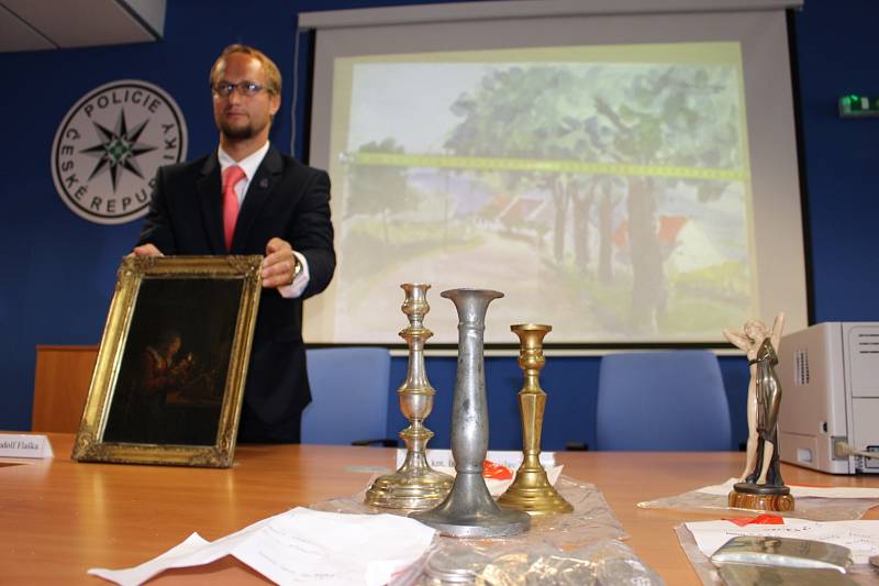 Z tiskové konference, kde policie informovala o gangu zlodějů umění.