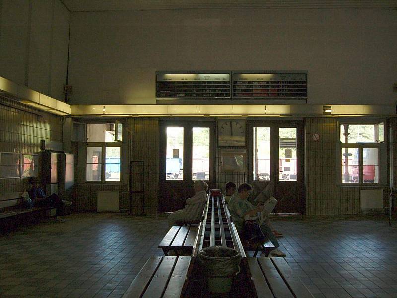 Karlovy Vary, horní nádraží. Takto vypadá nádraží, jež je pro návštěvníky prvním místem, které při příjezdu vlakem do lázeňského města uvidí. České dráhy nyní jednají o tom, jak postupovat s projektem rekonstrukce dál.