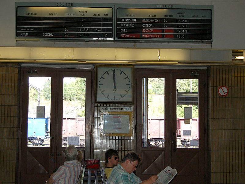 Karlovy Vary, horní nádraží. Takto vypadá nádraží, jež je pro návštěvníky prvním místem, které při příjezdu vlakem do lázeňského města uvidí. České dráhy nyní jednají o tom, jak postupovat s projektem rekonstrukce dál.