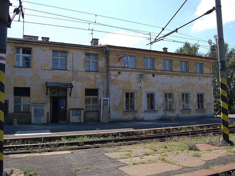 Karlovy Vary, horní nádraží. Takto vypadá nádraží, jež je pro návštěvníky prvním místem, které při příjezdu vlakem do lázeňského města uvidí. České dráhy nyní jednají o tom, jak postupovat s projektem rekonstrukce dál.