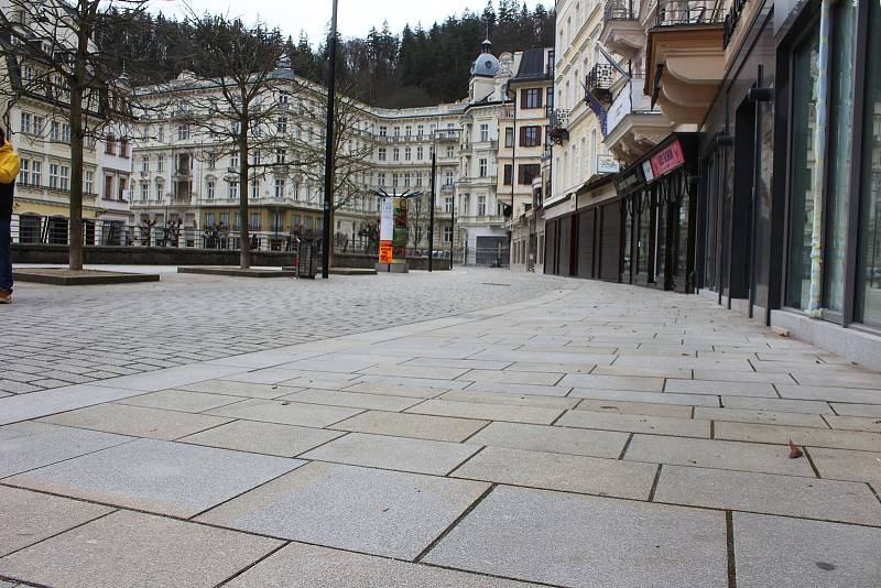 Prázdné ulice v lázeňském centru poblíž hotelu Pupp.