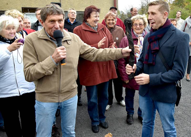 Bouřlivé přivítání připravilo městečko Chyše a jeho obyvatelé pro trenéra Josefa Váňu, žokeje Jana Kratochvíla i koně. Ti slavili v různé podobě úspěch při letošní Velké pardubické. Na setkání se svými hrdiny přišli malí i velcí. Foto: Daniel Seifert