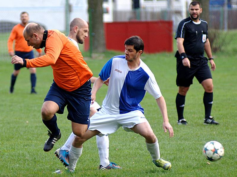 Fotbalisté DDFM Stará Role (v oranžovém) vyhráli v Hroznětíně vysoko 8:3.