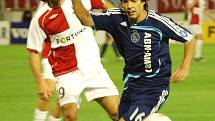 I přestože hráč Ajaxu Suárez (u míče) vstřelil vyrovnávací branku, nakonec mu zbyly oči pro pláč.