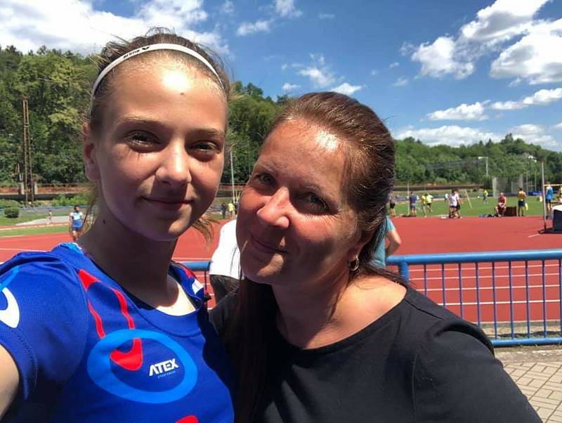 Hned na dvou frontách bojuje úspěšně za velké podpory své rodiny talentovaná sportovkyně Barbora Kadlecová, která sbírá nejen atletické, ale fotbalové úspěchy.