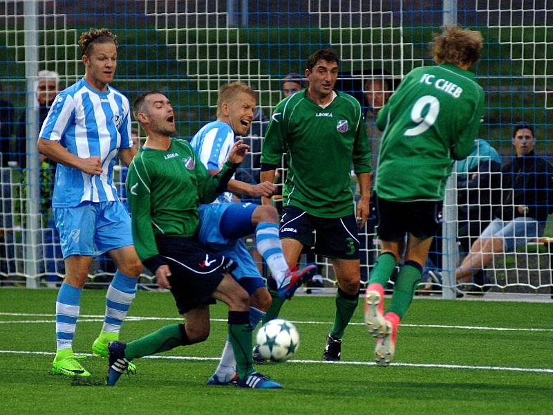 Chebská derby mezi hvězdou (v modrém) a mužstvem FC Cheb skončilo bez branek. Zápas rozhodly až pokutové kopy.