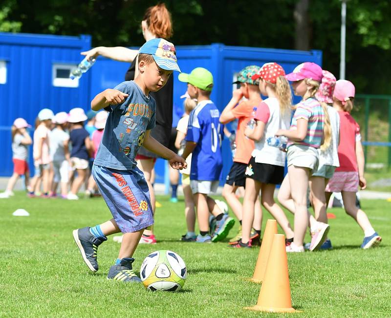 Nejdecký fotbalový stadion na Limnici se dnes prohýbal v základech. FK Nejdek se premiérově zapojil do projektu Fotbalové asociace ČR – Můj první gól.