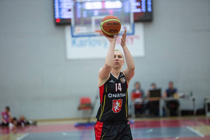 Utkání o třetí místo českého poháru v basketbalu žen, Final 4 v Karlových Varech, BS DSK Basketball Nymburk KV - BLK Slavia Praha (v červených dresech).