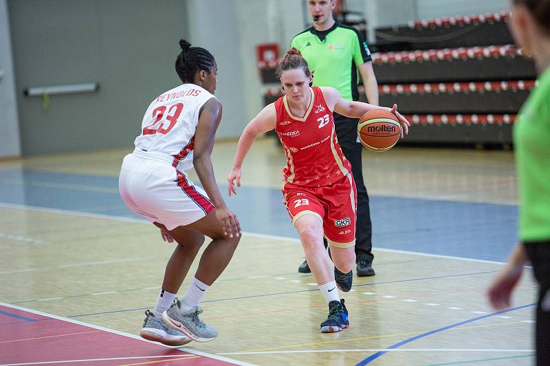 Utkání o třetí místo českého poháru v basketbalu žen, Final 4 v Karlových Varech, BS DSK Basketball Nymburk KV - BLK Slavia Praha (v červených dresech).