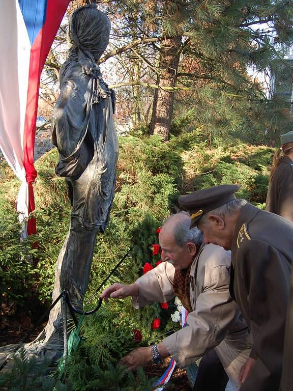 Kladení věnců u příležitosti Dne veteránů.