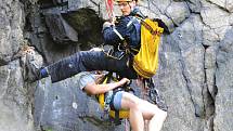 Cvičení hasičů - lezců na skalní stěně pod bečovským hradem.