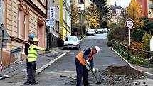 Rekonstrukce Náměstí Václava Řezáče v karlovarských dolních Drahovicích trvala tři měsíce a městskou pokladnu přišla na necelých šest milionů korun.