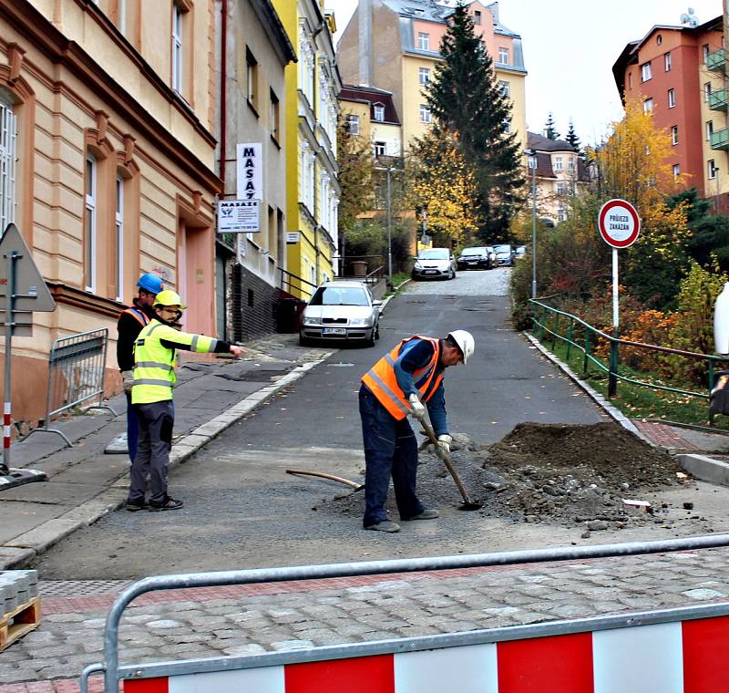 Rekonstrukce Náměstí Václava Řezáče v karlovarských dolních Drahovicích trvala tři měsíce a městskou pokladnu přišla na necelých šest milionů korun.