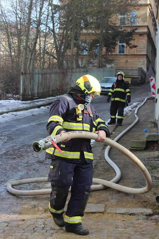 Hasiči likvidují požár bývalé Sokolovny v Kolmé ulici.