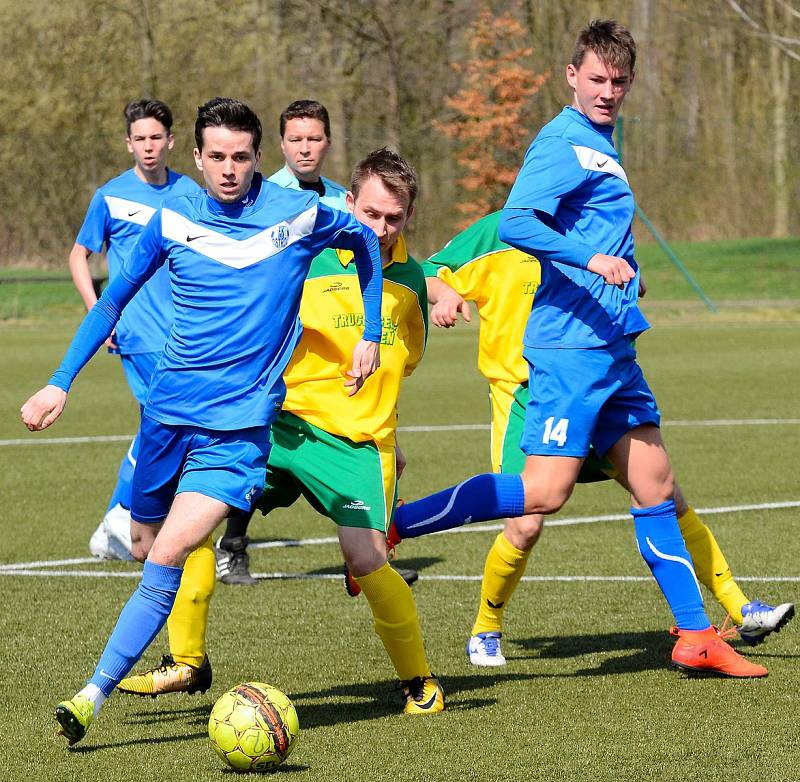 Trstěnice (ve žlutém), tedy poslední celek krajské I. A třídy, dosáhl na ostrovské umělce v souboji s tamní rezervou na senzační výhru 4:2.