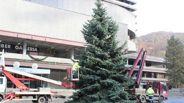 Karlovarský vánoční strom, i když nebudou žádné velkolepé oslavy, bude stát opět před Thermalem.