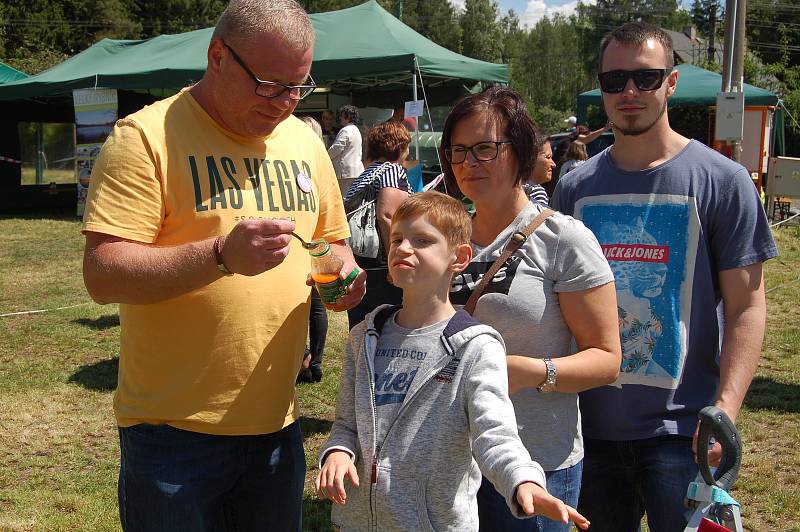 Na Velkém Rybníce se v sobotu konala benefiční akce, jejíž výtěžek půjde rodině Přibilových z Karlových Varů. Jejích syn Filip trpí těžkou poruchou zvanou glykosylace.