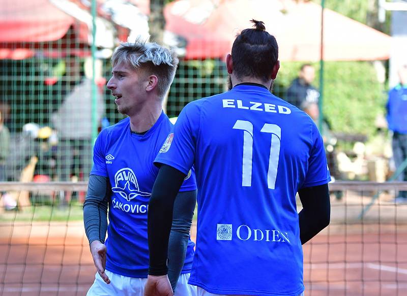 Extraligový bronz si připsali na konto nohejbalisté SK Liapor Karlovy Vary, kteří v semifinále ztroskotali na výběru Čakovic, který si tak okusí nástrahy Superfinále.