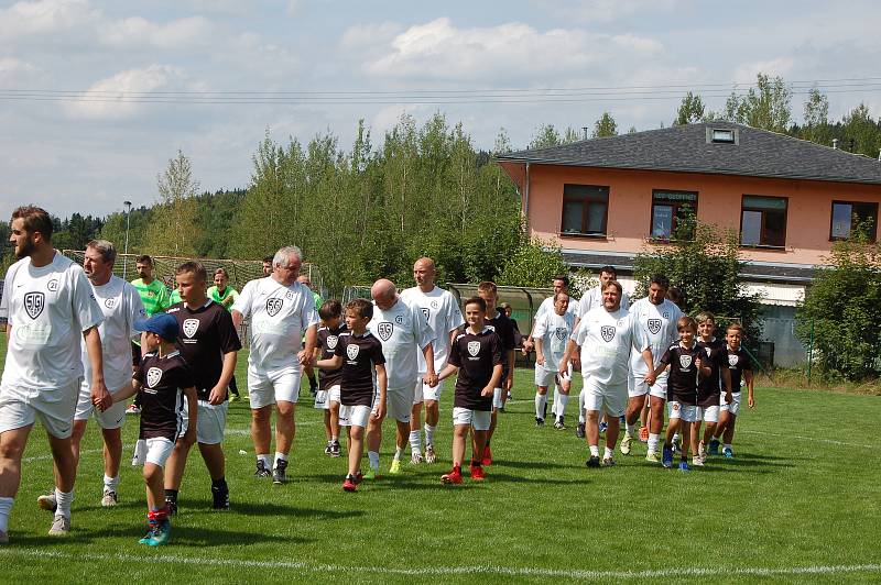 SIGI TEAM PROTI POTŮČKŮM se postavil na sobotní benefici. Zápas nakonec skončil 10:4 ve prospěch fotbalových hvězd, o výsledky tu ale vůbec nešlo.