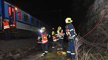 Noční cvičení záchranných složek u vykolejeného vlaku v nepřístupném terénu