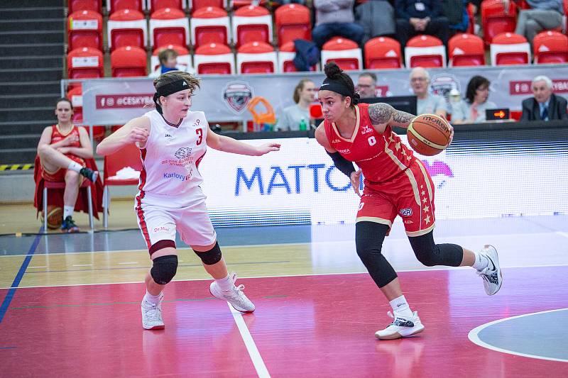 Utkání o třetí místo českého poháru v basketbalu žen, Final 4 v Karlových Varech, BS DSK Basketball Nymburk KV - BLK Slavia Praha (v červených dresech).