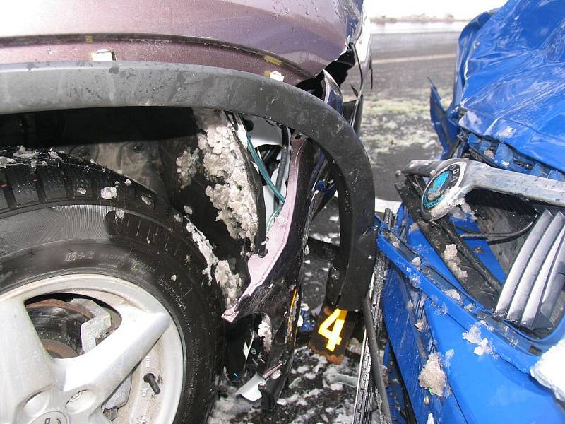 Nehoda pod Jáchymovem. Řidič Škody Octavia po smyku vyjel do protisměru, kde se čelně střetl s protijedoucím Nissanem.