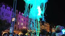 Festival světel přilákal do ulic v centru Karlových Varů i přes rostoucí počet nakažených tisícovky lidí.