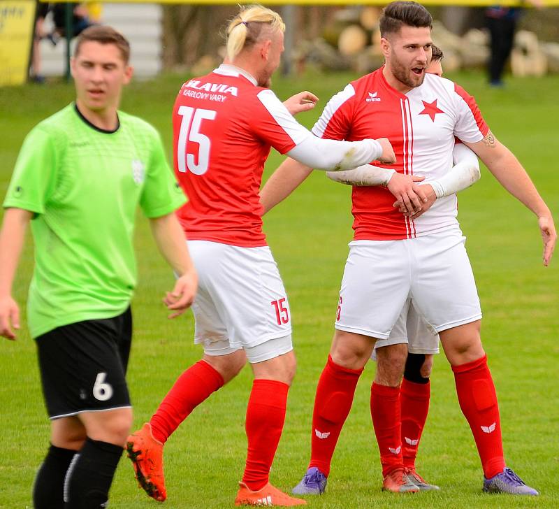 Pohodovou výhru 6:0 brali na svém dvorském stadionu fotbalisté karlovarské Slavie v souboji s Jankovem (v zeleném).